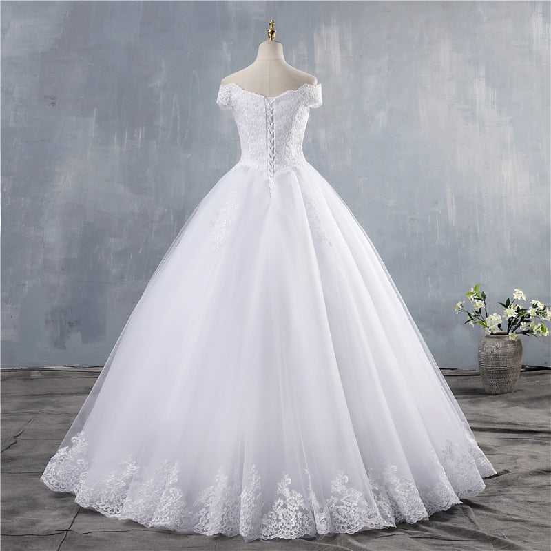 Traugel Boat Neck A Line Lace Wedding Dresses Delicate Applique Long Sleeve Button Bride Dress Court Train Bridal Gown Plus Size