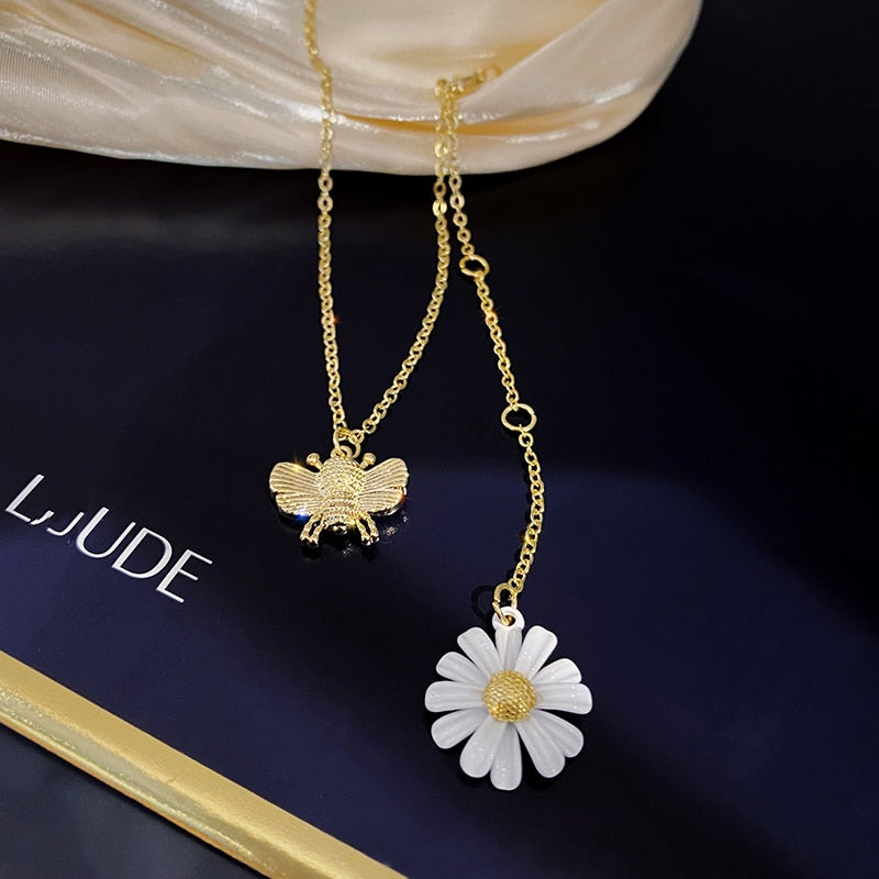 2020 Korean new design fashion jewelry elegant white daisy paint pendant alloy bee summer style female necklace