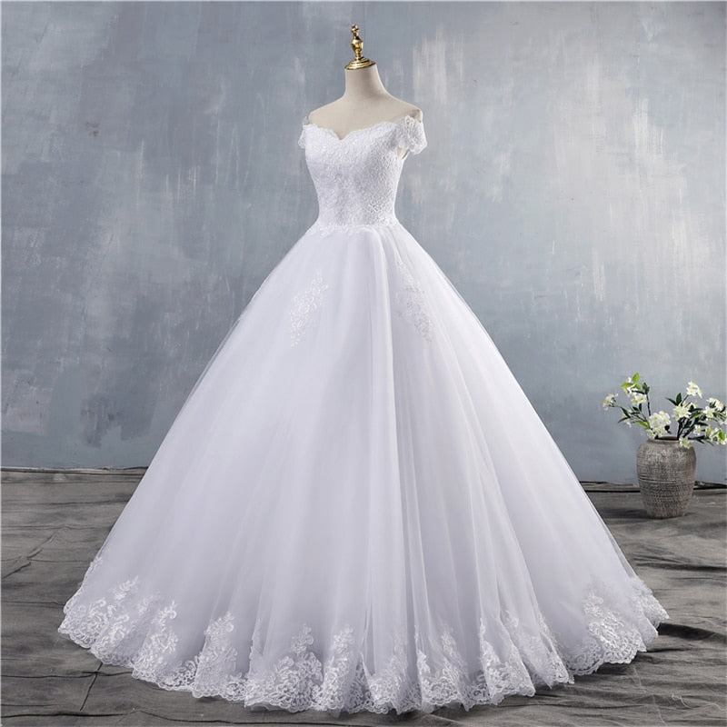 Traugel Boat Neck A Line Lace Wedding Dresses Delicate Applique Long Sleeve Button Bride Dress Court Train Bridal Gown Plus Size