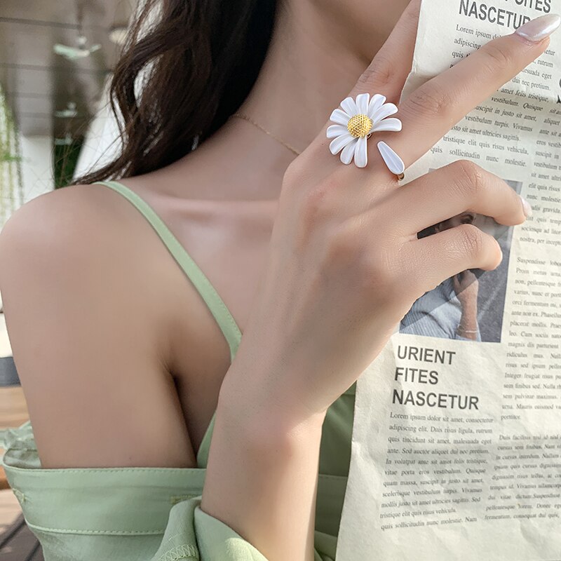 2020 Korean new design fashion jewelry elegant white daisy paint pendant alloy bee summer style female necklace