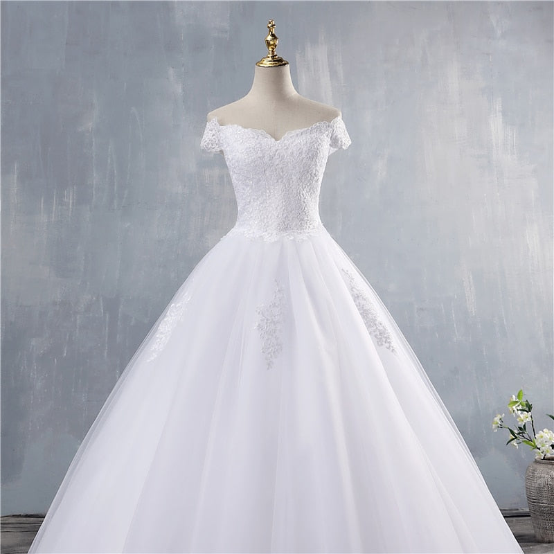 Traugel Boat Neck A Line Lace Wedding Dresses Delicate Applique Long Sleeve Button Bride Dress Court Train Bridal Gown Plus Size