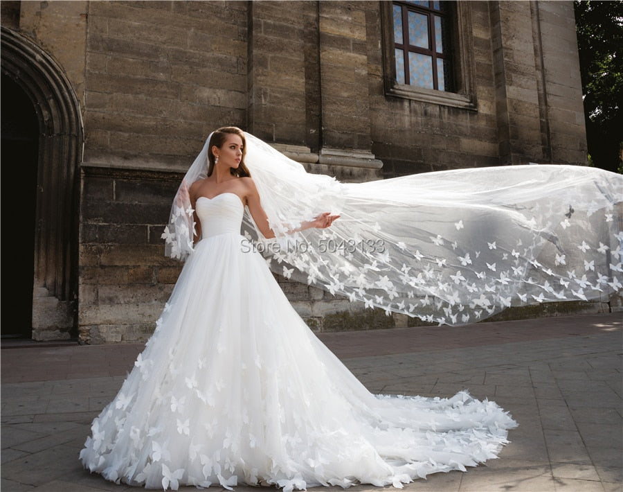 Attractive Tulle Sweetheart Neck Ball Gown Wedding Dresses Handmade Butterflies Bridal Gown Wedding Gowns with Detachable Jacket