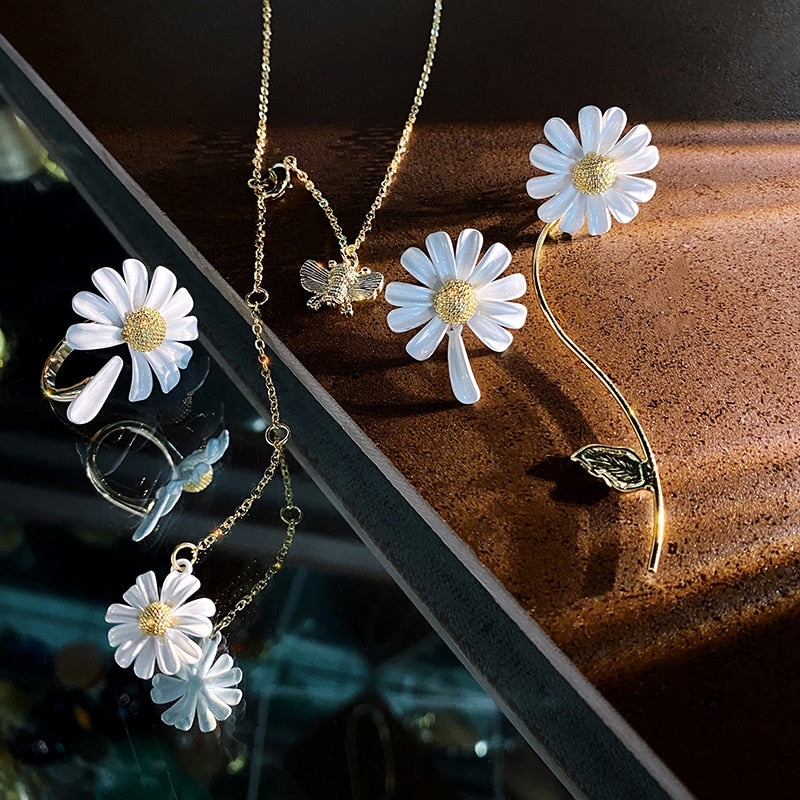 2020 Korean new design fashion jewelry elegant white daisy paint pendant alloy bee summer style female necklace