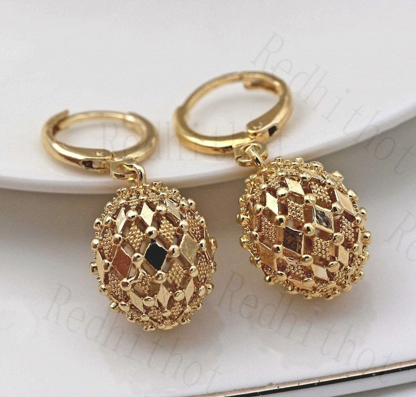 Exquisite Fashion 18K Gold Inlaid Hanging Earrings Classic Creative Metal Carving Pattern Diamond Hollow Ball Pendant Earrings