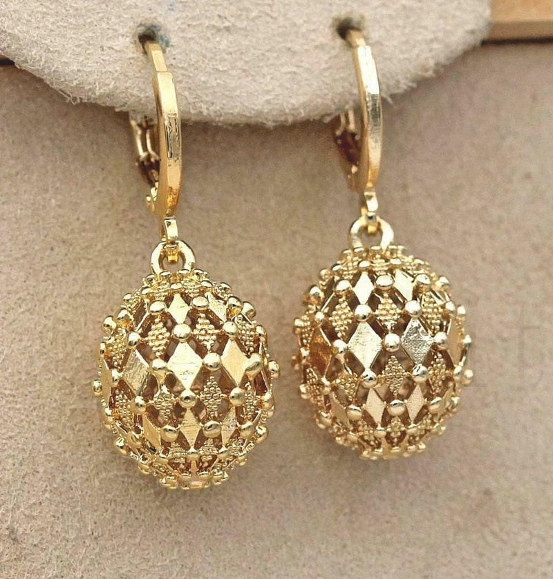 Exquisite Fashion 18K Gold Inlaid Hanging Earrings Classic Creative Metal Carving Pattern Diamond Hollow Ball Pendant Earrings