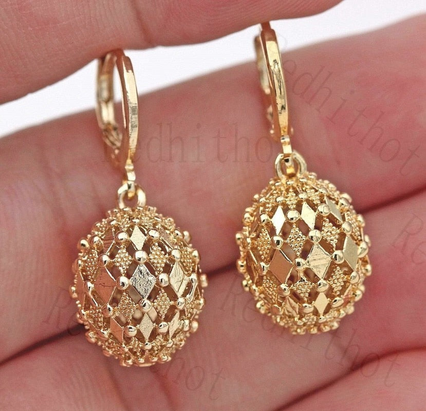 Exquisite Fashion 18K Gold Inlaid Hanging Earrings Classic Creative Metal Carving Pattern Diamond Hollow Ball Pendant Earrings