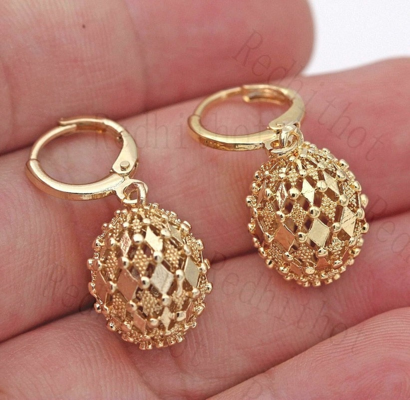 Exquisite Fashion 18K Gold Inlaid Hanging Earrings Classic Creative Metal Carving Pattern Diamond Hollow Ball Pendant Earrings